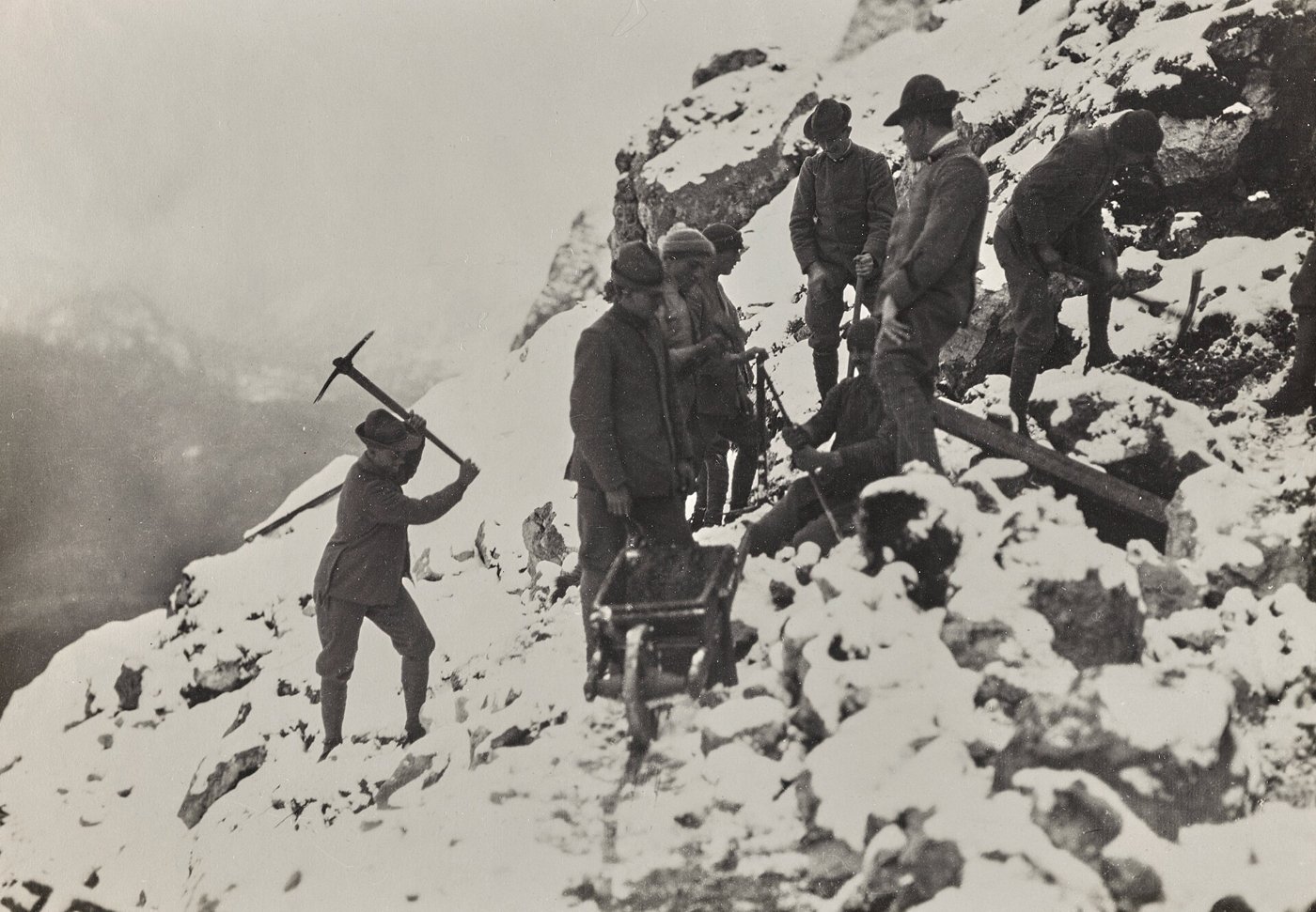 Alpini al lavoro sulle posizioni di montagna innevate, Monte Nero, 1916