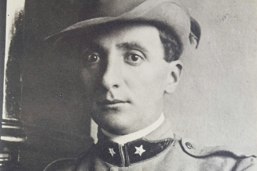 Ritratto del Capitano Giuseppe Bertolotti in uniforme, con cappello alpino